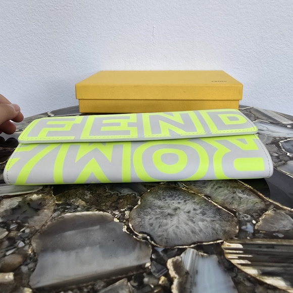 🔥RARE🔥Fendi x Marc Jacobs Collab WOC Bag - Picture 5 of 10